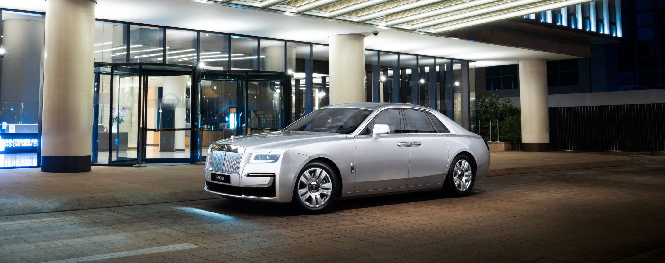 Diện mạo thuần khiết của Rolls-Royce New Ghost giữa Sài Gòn